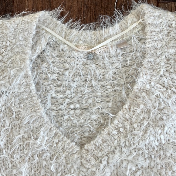 Cream colored eyelash sweater - Picture 2 of 3